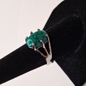 Green crackled stone women's ring Size 8